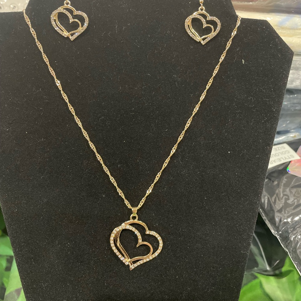 Beautiful set !! Necklace And earrings!
